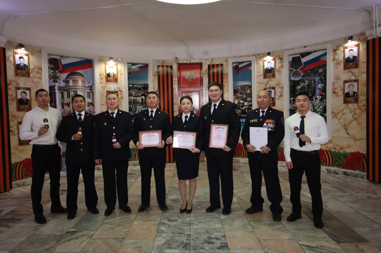 В МВД по Республике Тыва награждены отличившиеся сотрудники и работники государственного органа В МВД по Республике Тыва награждены отличившиеся сотрудники и работники государственного органа