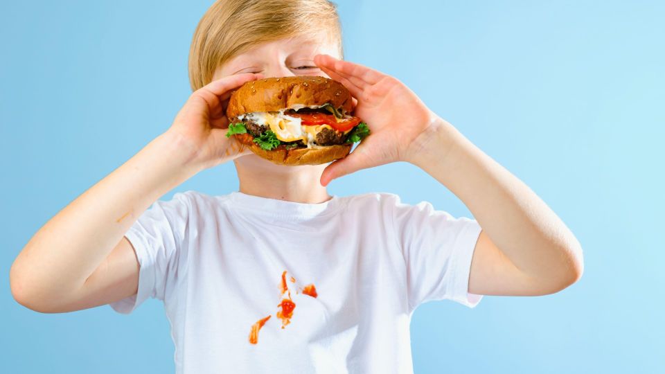 Не только солью: как быстро вывести жирное пятно с одежды подручными средствами