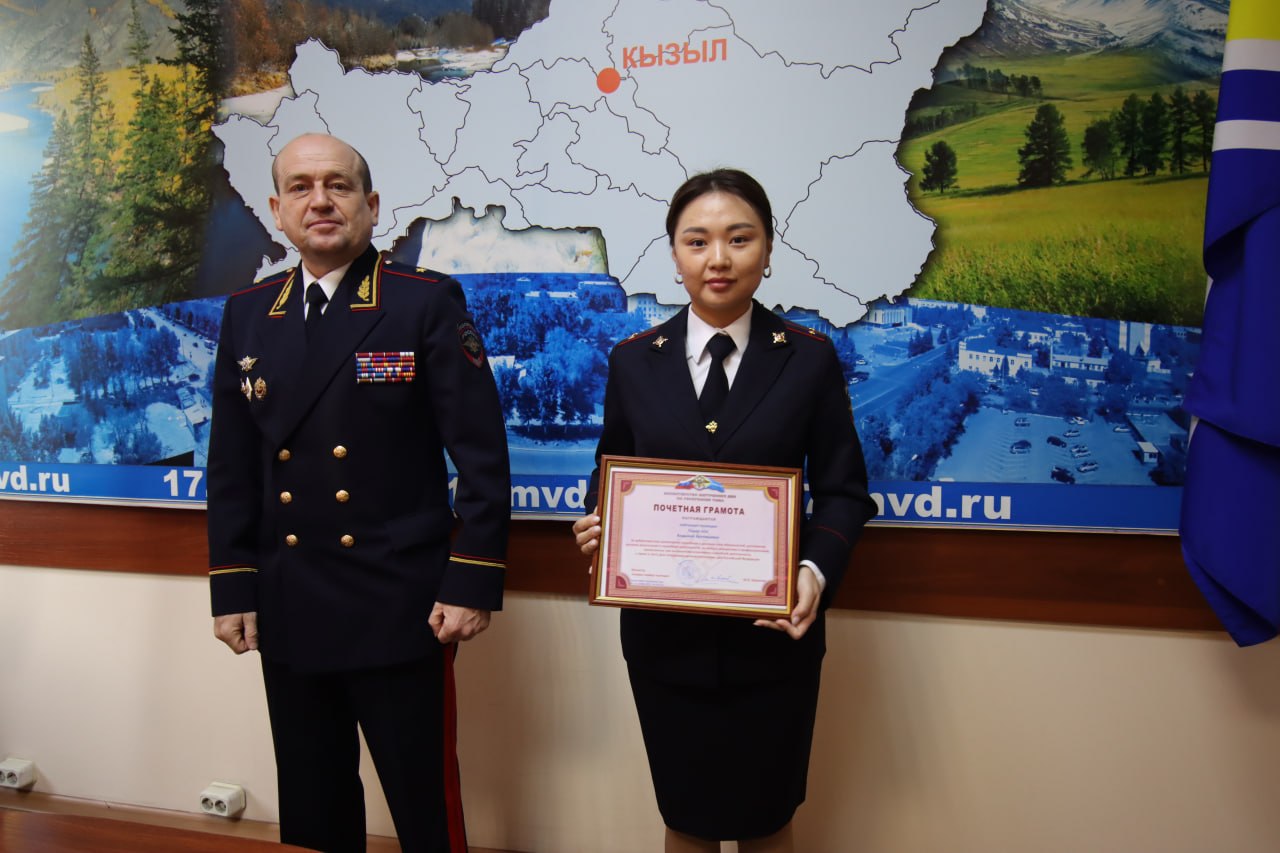 В МВД по Республике Тыва поощрили отличившихся в борьбе с нелегальной продажей алкоголя В МВД по Республике Тыва поощрили отличившихся в борьбе с нелегальной продажей алкоголя