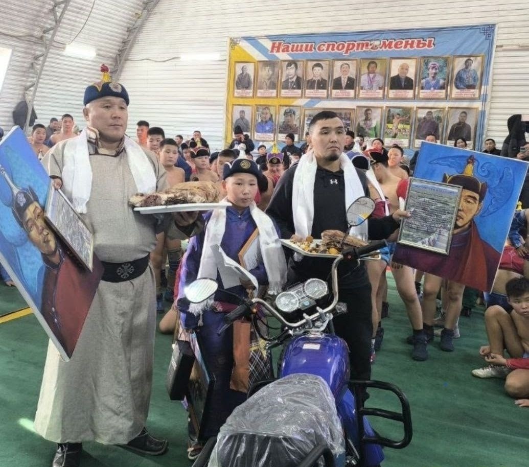 Ак-дуругжулар бичии мгезин деткип, мотоциклди белекке берген Ак-дуругжулар бичии мгезин деткип, мотоциклди белекке берген