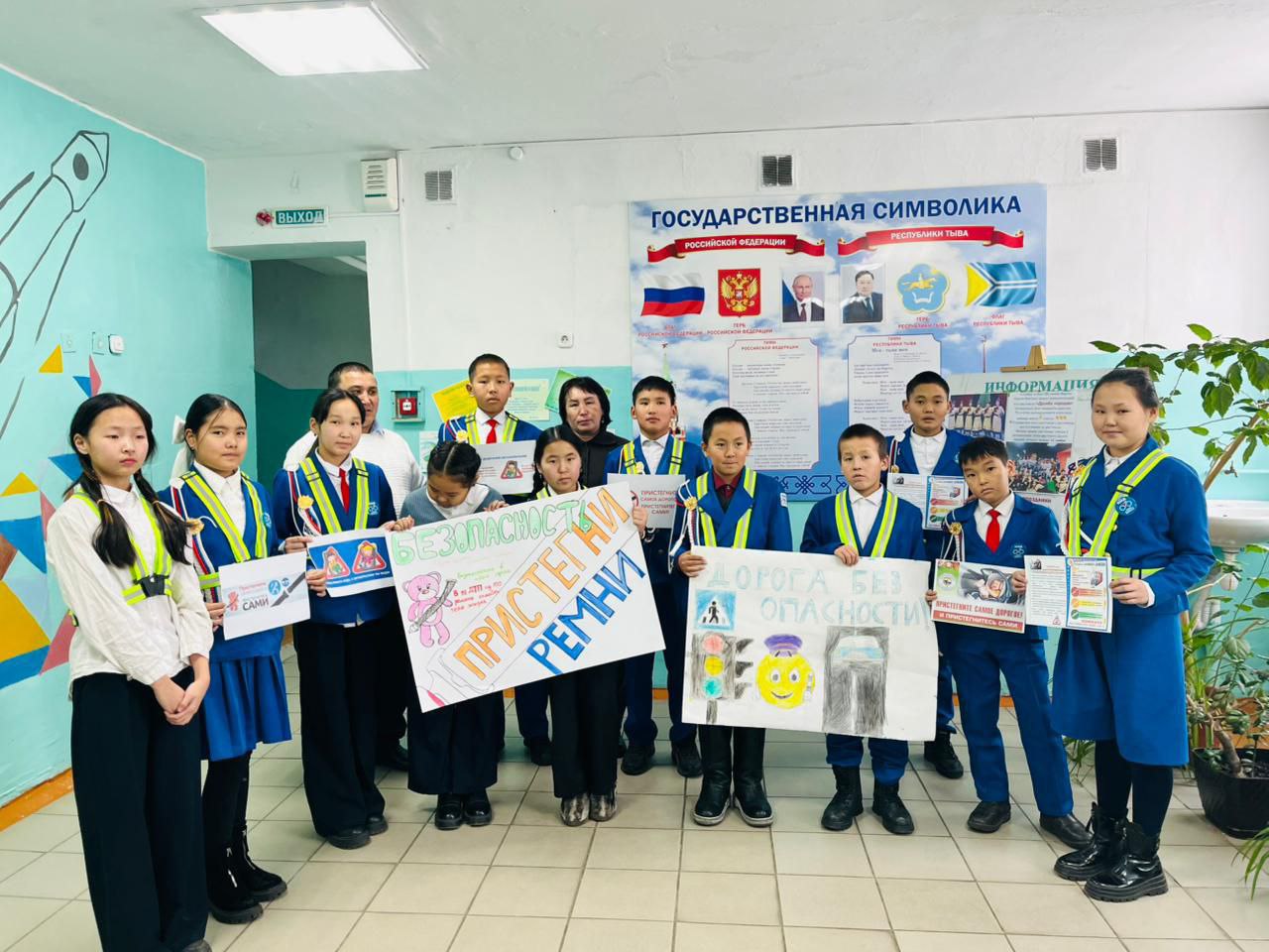 Юные инспекторы движения МБОУ СОШ №4 г. Чадан напомнили родителям о безопасности детей в автомобиле