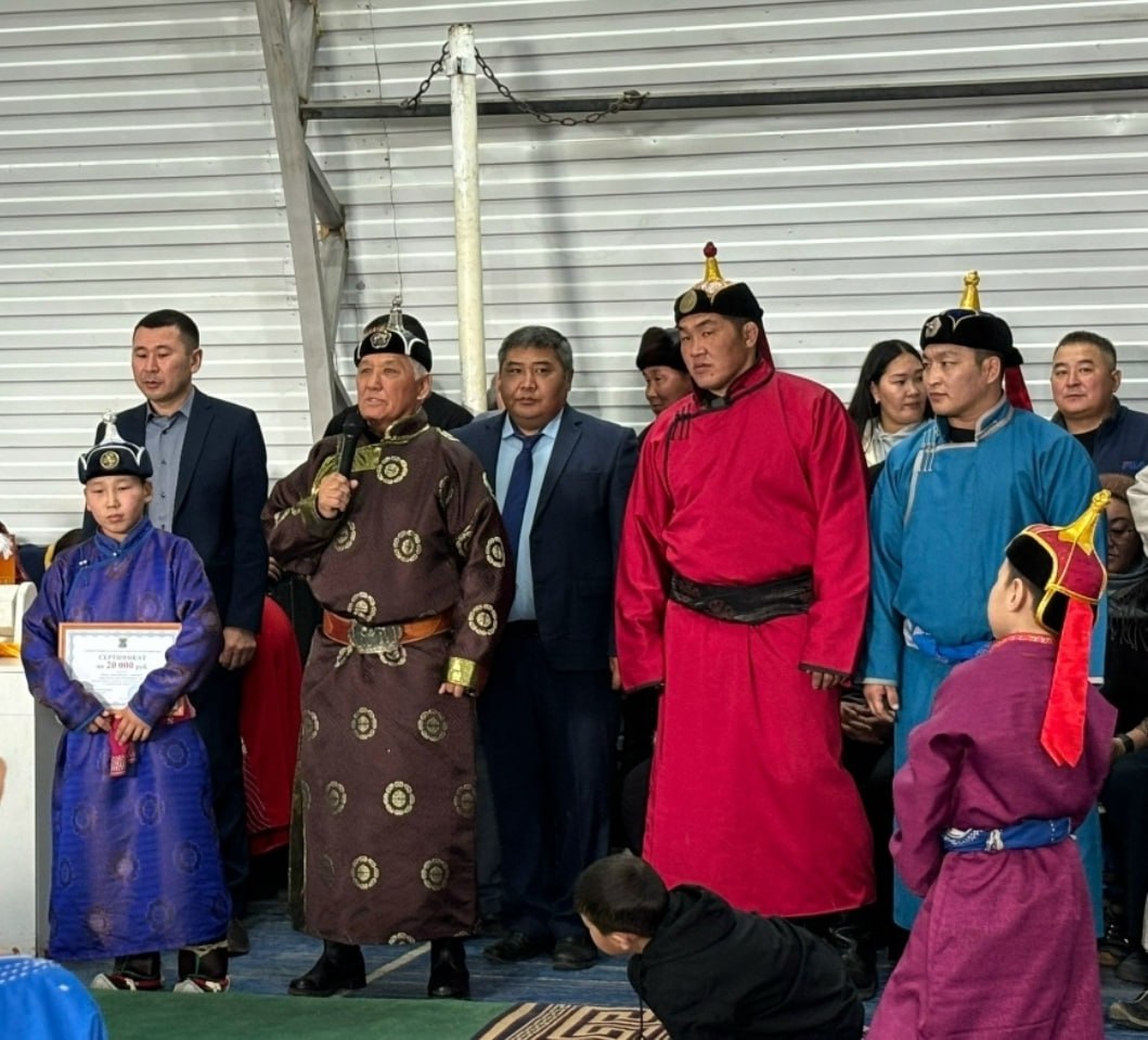 Ак-дуругжулар бичии мгезин деткип, мотоциклди белекке берген Ак-дуругжулар бичии мгезин деткип, мотоциклди белекке берген