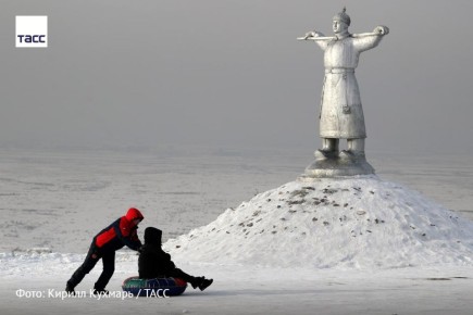 #архив_ТАСС_Сибирь. Дети катаются на ватрушках у памятника Кадарчы (памятник пастуху)
