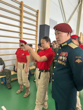 В Кызыле прошла военно-спортивная игра «Девушки в погонах»