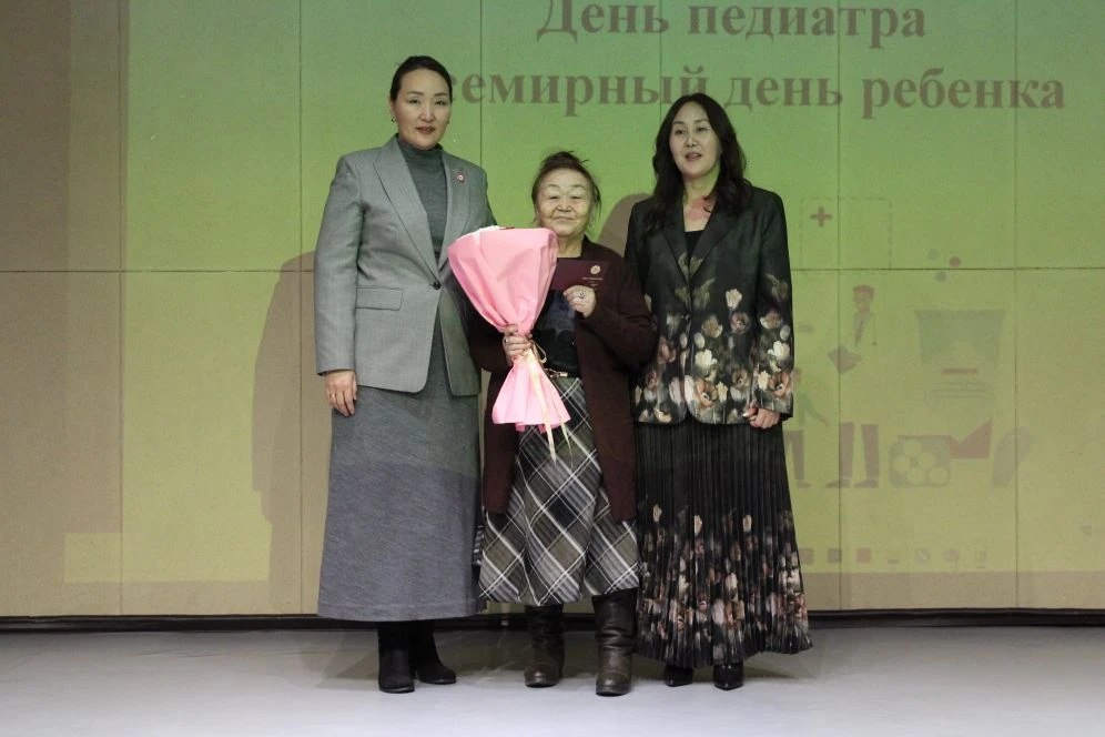 День детства во Дворце молодёжи: в Туве чествовали педиатров День детства во Дворце молодёжи: в Туве чествовали педиатров