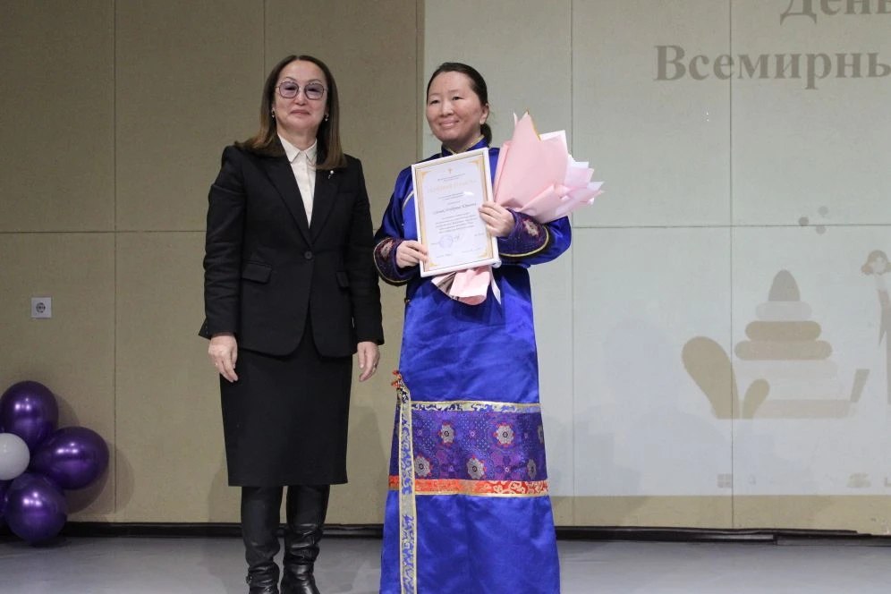 День детства во Дворце молодёжи: в Туве чествовали педиатров День детства во Дворце молодёжи: в Туве чествовали педиатров