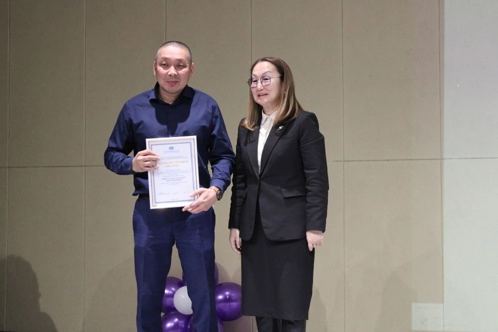 День детства во Дворце молодёжи: в Туве чествовали педиатров День детства во Дворце молодёжи: в Туве чествовали педиатров