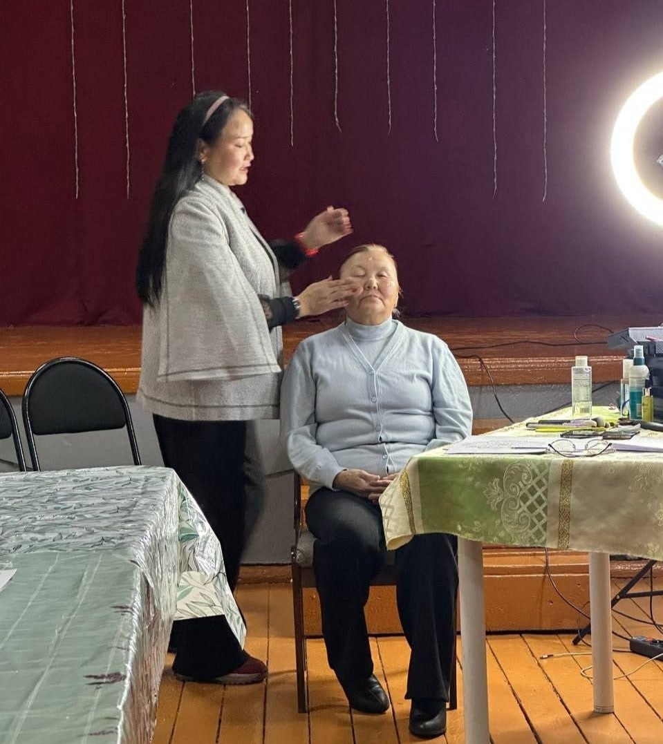 Хады сумузуну культура бажыынга арын-шырай чараштаар мастер, Бии-Хемни г-блеге болгаш уругларга социал дуза чедирер твн директоруну хлээлгезин кседип турар Изольда Кула «Чону-биле хглеп чору чараш кадын» деп мастер-классты... Хады сумузуну культура бажыынга арын-шырай чараштаар мастер, Бии-Хемни г-блеге болгаш уругларга социал дуза чедирер твн директоруну хлээлгезин кседип турар Изольда Кула «Чону-биле хглеп чору чараш кадын» деп мастер-классты...