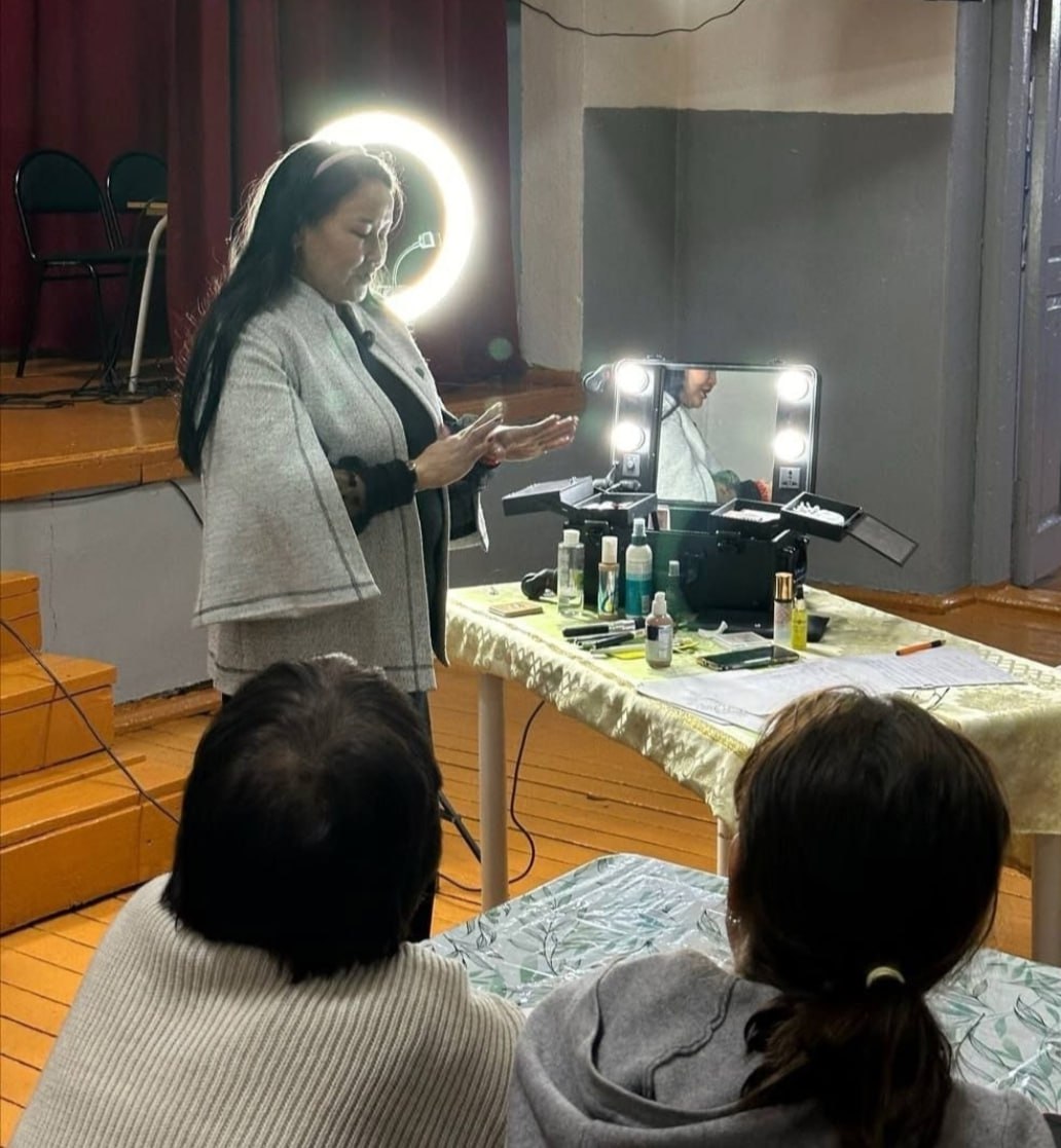 Хады сумузуну культура бажыынга арын-шырай чараштаар мастер, Бии-Хемни г-блеге болгаш уругларга социал дуза чедирер твн директоруну хлээлгезин кседип турар Изольда Кула «Чону-биле хглеп чору чараш кадын» деп мастер-классты...