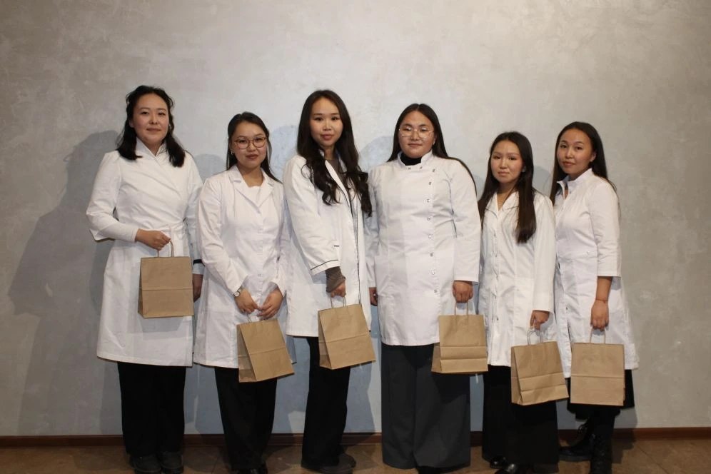 День детства во Дворце молодёжи: в Туве чествовали педиатров День детства во Дворце молодёжи: в Туве чествовали педиатров