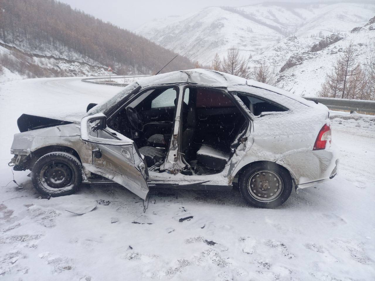 В местечке Беграда на территории Пий-Хемского района устанавливаются обстоятельства ДТП, в котором пострадали 2 человека