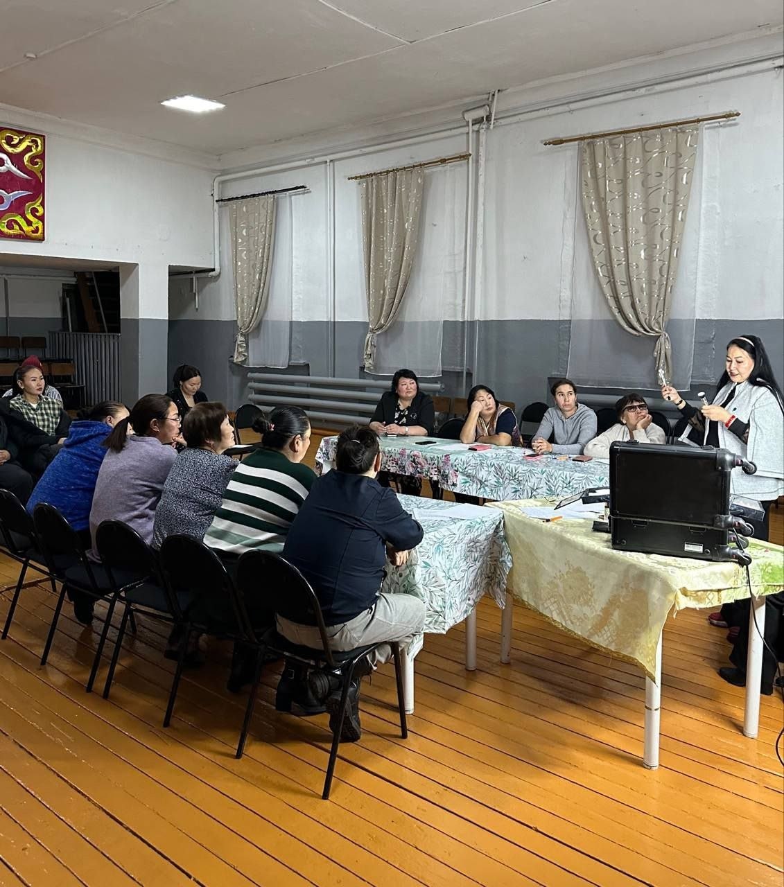 Хады сумузуну культура бажыынга арын-шырай чараштаар мастер, Бии-Хемни г-блеге болгаш уругларга социал дуза чедирер твн директоруну хлээлгезин кседип турар Изольда Кула «Чону-биле хглеп чору чараш кадын» деп мастер-классты... Хады сумузуну культура бажыынга арын-шырай чараштаар мастер, Бии-Хемни г-блеге болгаш уругларга социал дуза чедирер твн директоруну хлээлгезин кседип турар Изольда Кула «Чону-биле хглеп чору чараш кадын» деп мастер-классты...