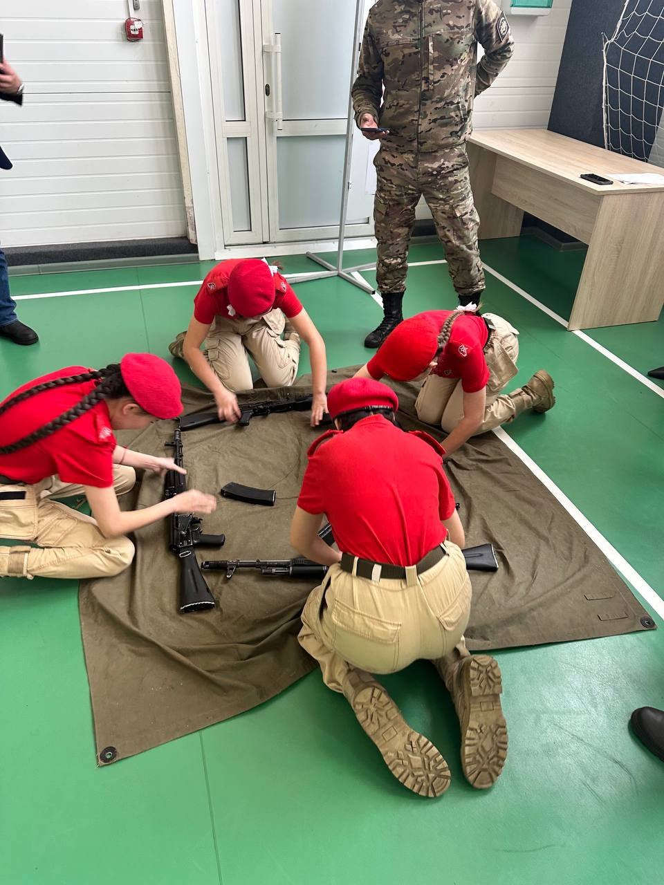 В Кызыле прошла военно-спортивная игра «Девушки в погонах» В Кызыле прошла военно-спортивная игра «Девушки в погонах»