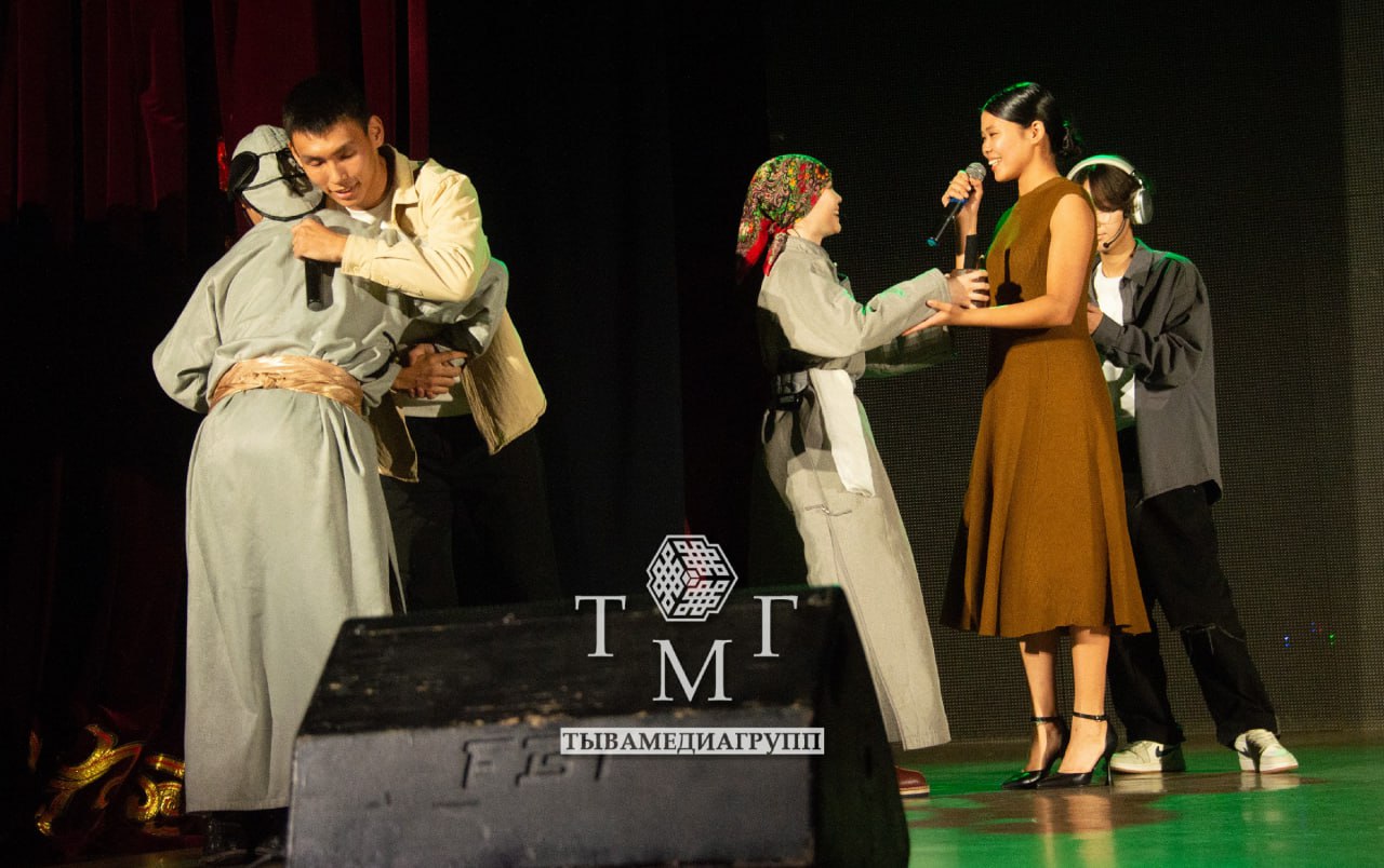 В Кызыле проходит масштабный фестиваль «Богатство России», объединивший более 400 участников В Кызыле проходит масштабный фестиваль «Богатство России», объединивший более 400 участников