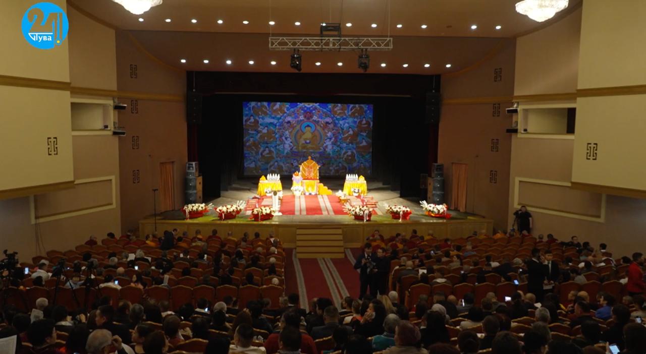 С минуты на минуту в Национальном театре Тувы начнется торжественная церемония интронизации X Камбы-ламы Республики Тыва