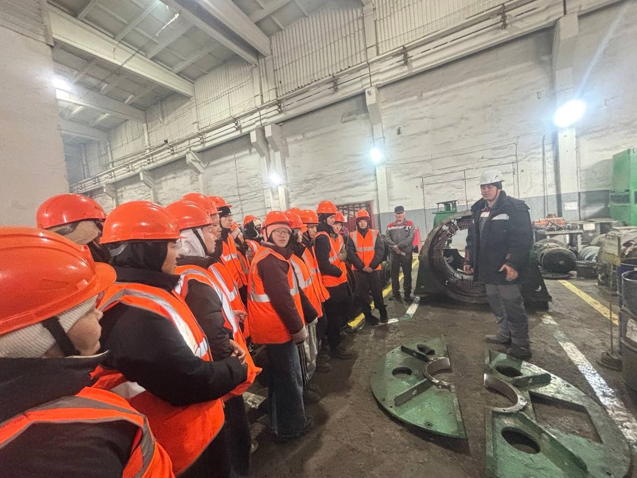 Профориентационная экскурсия прошла для школьников в честь столетия тувинской энергетики Профориентационная экскурсия прошла для школьников в честь столетия тувинской энергетики