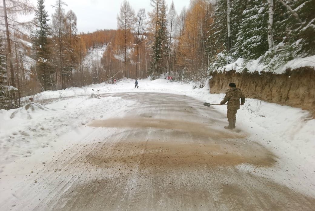 В Туве дорожные службы обработали около 3000 км трасс за неделю для обеспечения безопасности В Туве дорожные службы обработали около 3000 км трасс за неделю для обеспечения безопасности