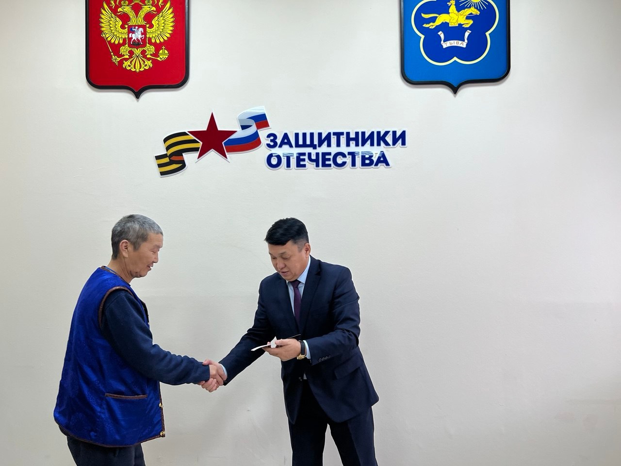 В Туве бойцы ЧВК «Вагнер» получили удостоверения ветеранов боевых действий В Туве бойцы ЧВК «Вагнер» получили удостоверения ветеранов боевых действий