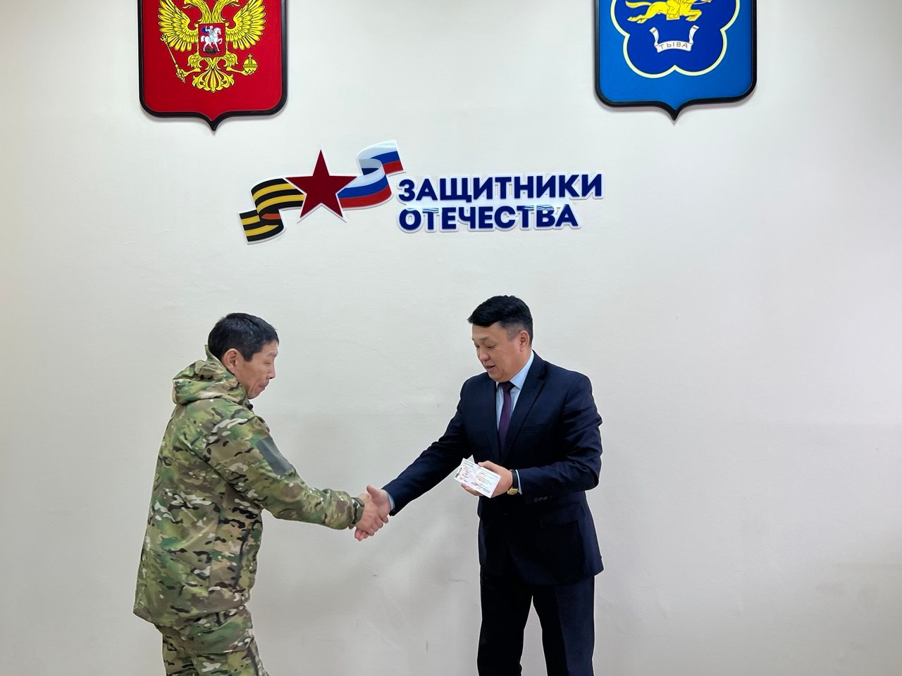 В Туве бойцы ЧВК «Вагнер» получили удостоверения ветеранов боевых действий В Туве бойцы ЧВК «Вагнер» получили удостоверения ветеранов боевых действий