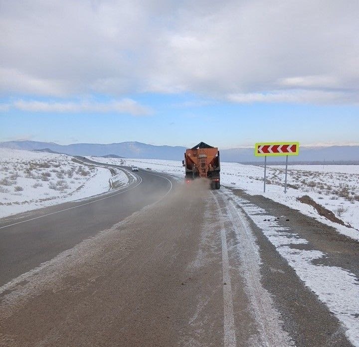В Туве дорожные службы обработали около 3000 км трасс за неделю для обеспечения безопасности В Туве дорожные службы обработали около 3000 км трасс за неделю для обеспечения безопасности