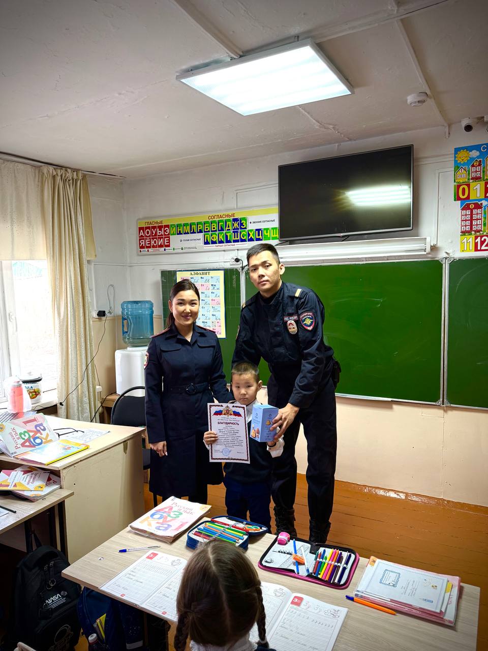 В с. Суг-Аксы сотрудники полиции поощрили школьников, нашедших чужие вещи В с. Суг-Аксы сотрудники полиции поощрили школьников, нашедших чужие вещи