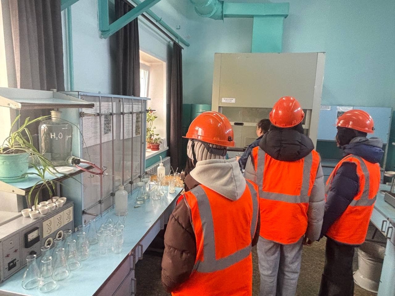 Профориентационная экскурсия прошла для школьников в честь столетия тувинской энергетики Профориентационная экскурсия прошла для школьников в честь столетия тувинской энергетики