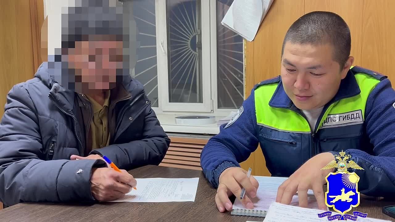 Госавтоинспекторы привлекли к административной ответственности водителя за стоянку на специализированном парковочном месте, предназначенном для инвалидов в районе аэропорта