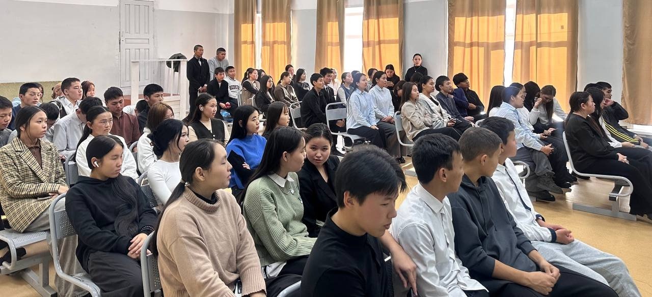 Госавтоинспекторы Тувы рассказали школьникам о важности соблюдения ПДД Госавтоинспекторы Тувы рассказали школьникам о важности соблюдения ПДД