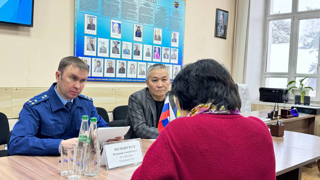 И.о. прокурора республики Владимир Большунов провел личный прием граждан по вопросам соблюдения законодательства в сфере ЖКХ в Общественной палате Республики Тыва И.о. прокурора республики Владимир Большунов провел личный прием граждан по вопросам соблюдения законодательства в сфере ЖКХ в Общественной палате Республики Тыва