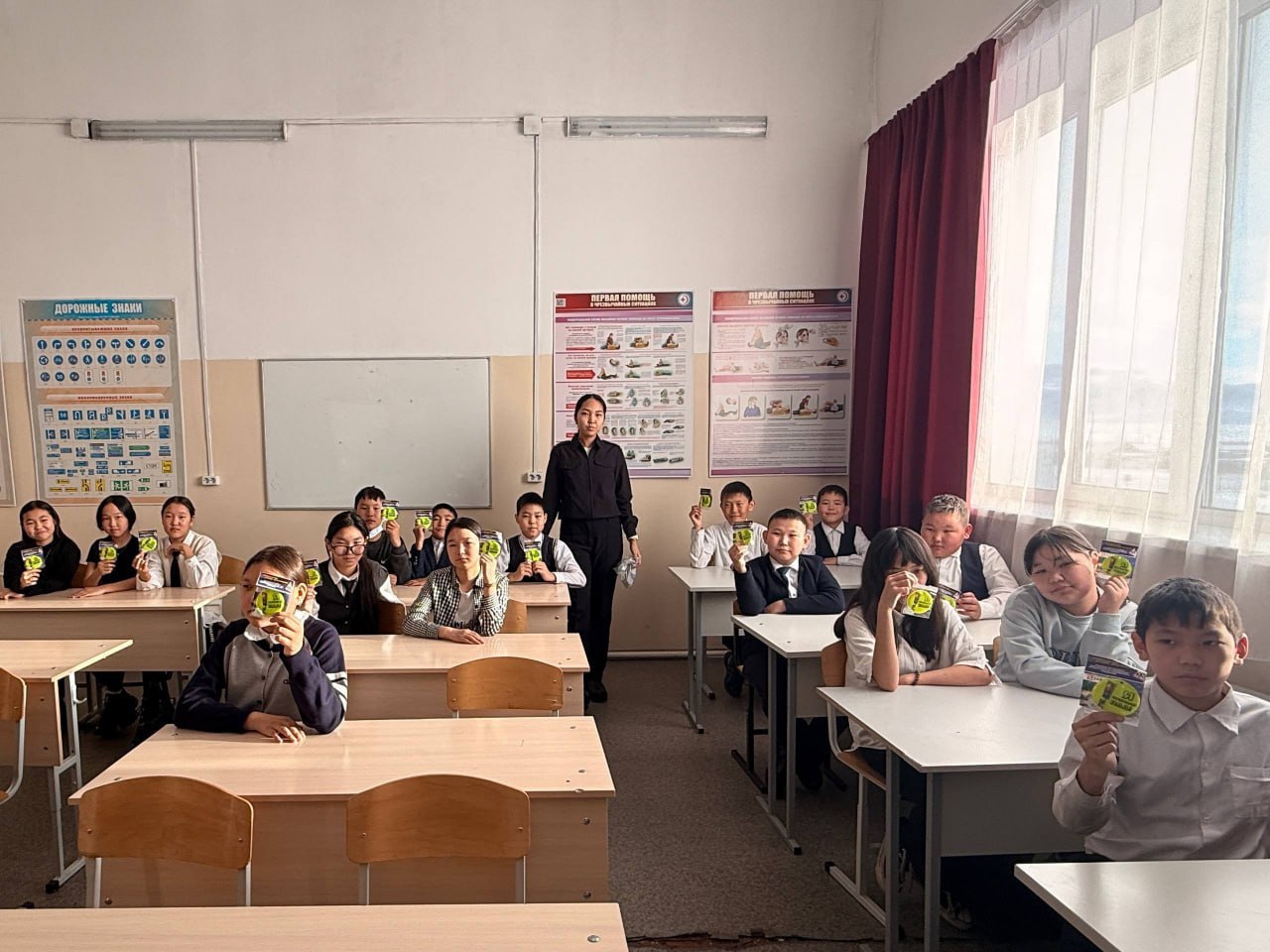 Сотрудники ГИБДД в Туве раздали школьникам световозвращающие брелоки Сотрудники ГИБДД в Туве раздали школьникам световозвращающие брелоки