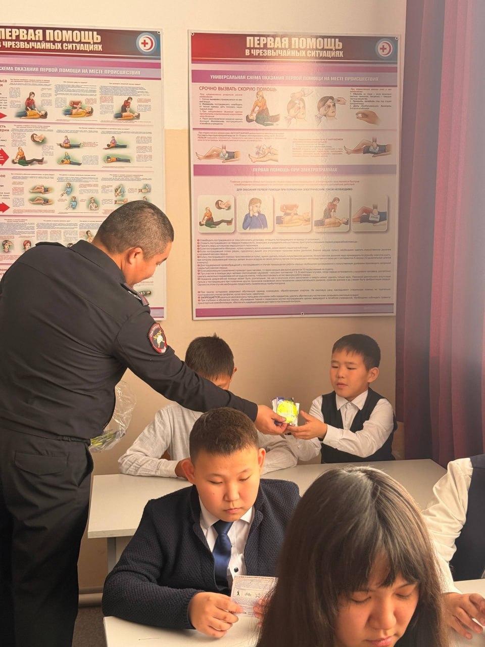 Сотрудники ГИБДД в Туве раздали школьникам световозвращающие брелоки Сотрудники ГИБДД в Туве раздали школьникам световозвращающие брелоки