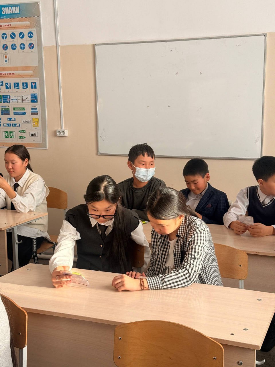 Сотрудники ГИБДД в Туве раздали школьникам световозвращающие брелоки Сотрудники ГИБДД в Туве раздали школьникам световозвращающие брелоки