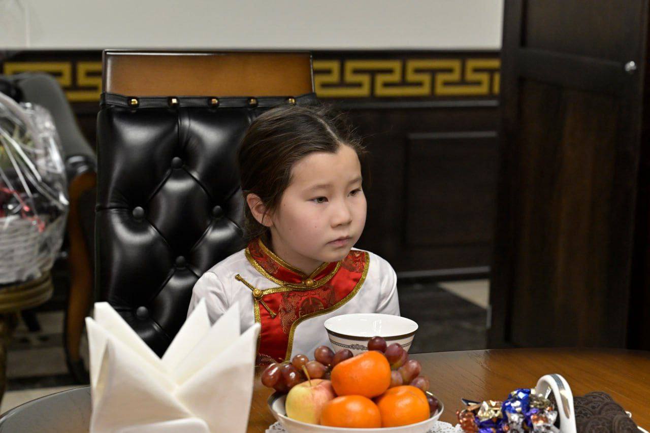 Глава Тувы вручил Матери-Героине Айнааш Ондар сертификат на получение квартиры Глава Тувы вручил Матери-Героине Айнааш Ондар сертификат на получение квартиры