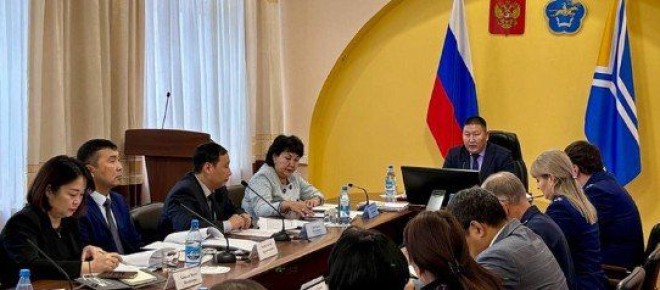 ТР-ни Чазак Даргазыны оралакчызыны хлээлгезин кседип турар Алексей Сазан-оолду удуртулгазы-биле назы четпээннер херектерин сайгарар болгаш оларны эргелерин камгалаар талазы-биле албан черлер аразыны комиссиязыны хуралы болуп...