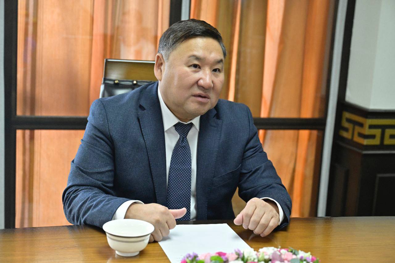 Глава Тувы вручил Матери-Героине Айнааш Ондар сертификат на получение квартиры Глава Тувы вручил Матери-Героине Айнааш Ондар сертификат на получение квартиры