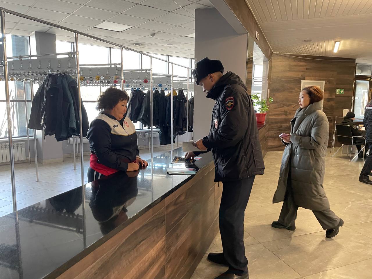 Сотрудники отдела организации охраны общественного порядка полиции мероприятие по профилактике мошенничеств Сотрудники отдела организации охраны общественного порядка полиции мероприятие по профилактике мошенничеств