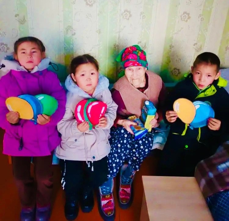 Хады школазыны реникчилери сумуну кырган-аваларын Иелер хнн таварыштыр байыр чедирип, чигирзиг белектерни тывысканын редилге чери дынаткан Хады школазыны реникчилери сумуну кырган-аваларын Иелер хнн таварыштыр байыр чедирип, чигирзиг белектерни тывысканын редилге чери дынаткан