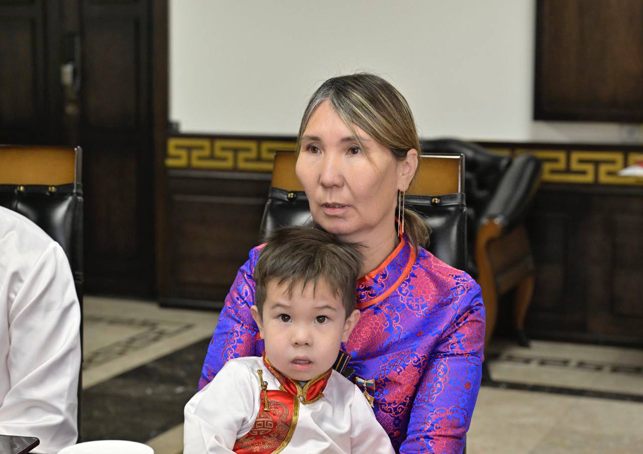 Глава Тувы вручил Матери-Героине Айнааш Ондар сертификат на получение квартиры Глава Тувы вручил Матери-Героине Айнааш Ондар сертификат на получение квартиры