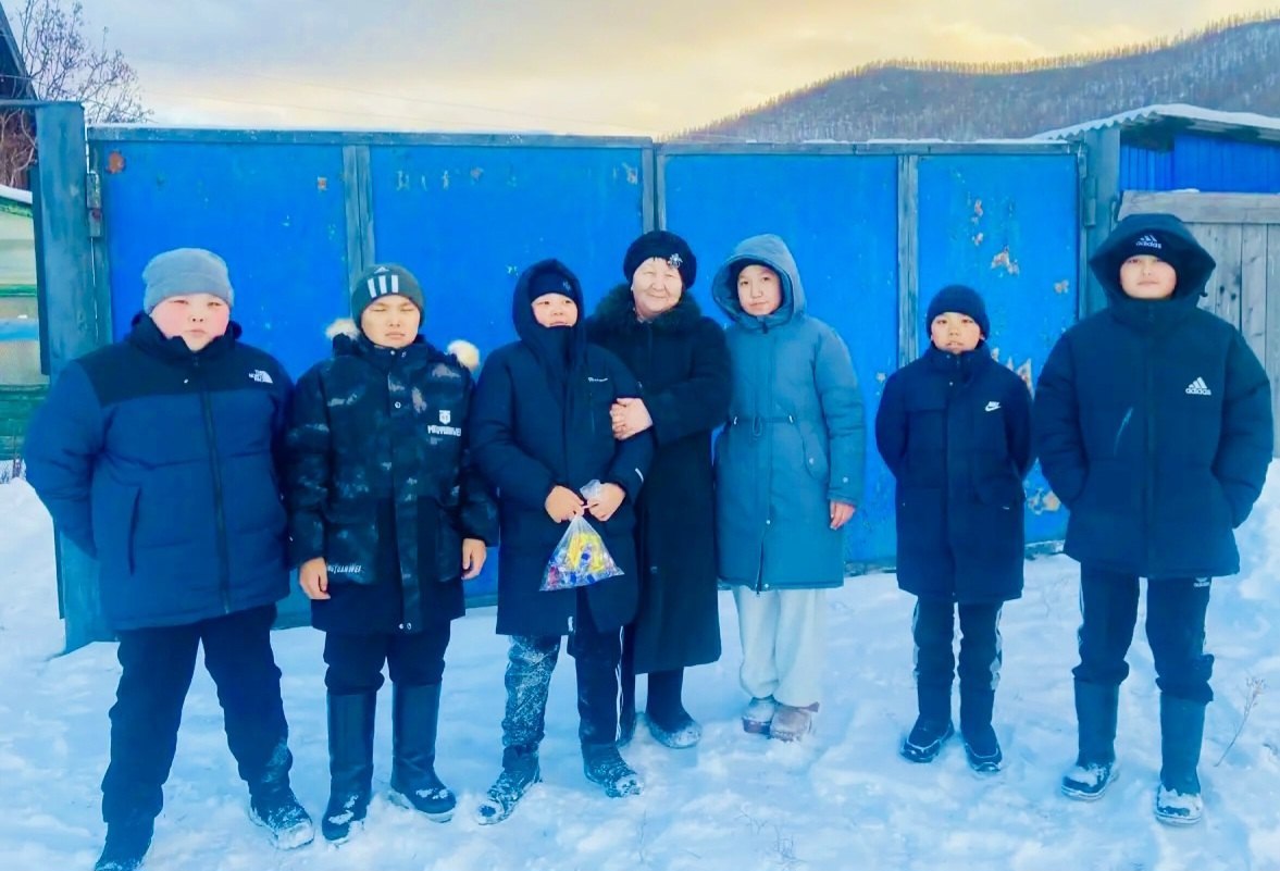 Хады школазыны реникчилери сумуну кырган-аваларын Иелер хнн таварыштыр байыр чедирип, чигирзиг белектерни тывысканын редилге чери дынаткан Хады школазыны реникчилери сумуну кырган-аваларын Иелер хнн таварыштыр байыр чедирип, чигирзиг белектерни тывысканын редилге чери дынаткан