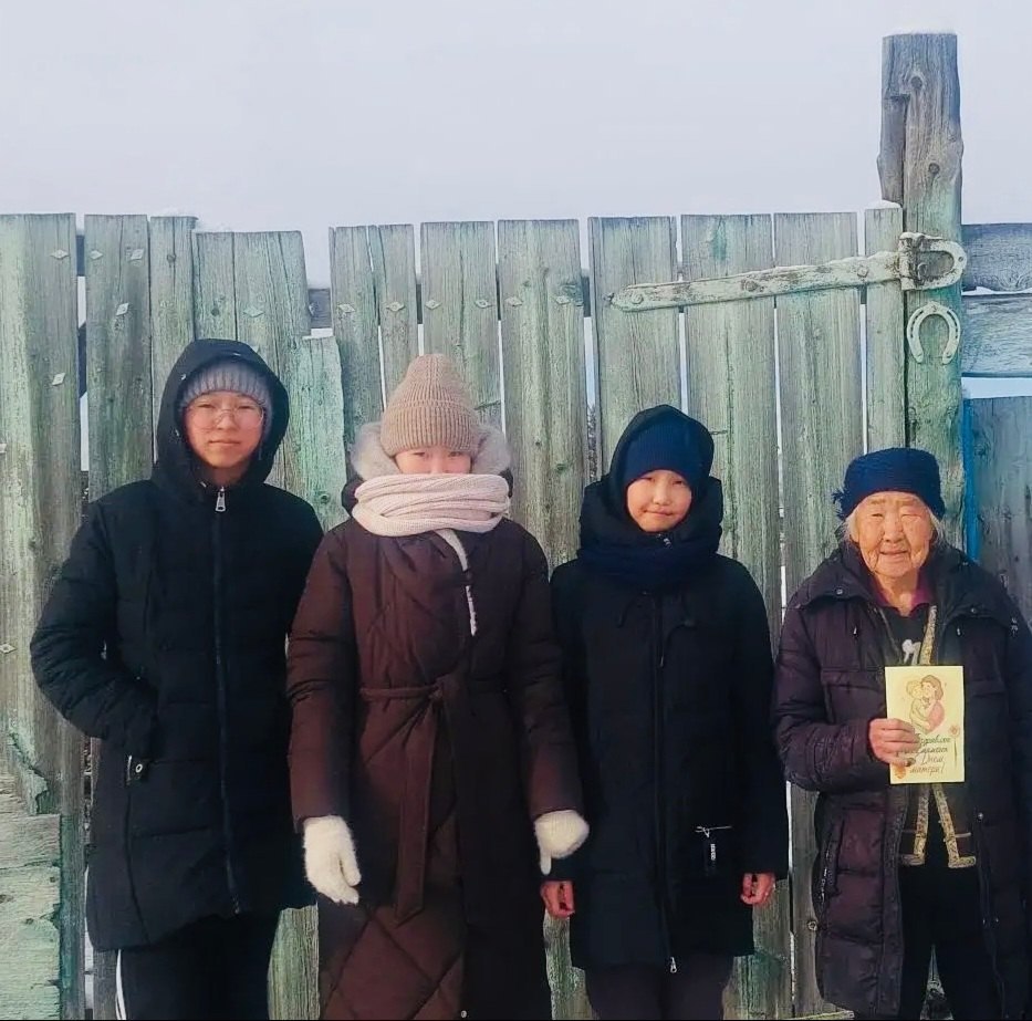 Хады школазыны реникчилери сумуну кырган-аваларын Иелер хнн таварыштыр байыр чедирип, чигирзиг белектерни тывысканын редилге чери дынаткан Хады школазыны реникчилери сумуну кырган-аваларын Иелер хнн таварыштыр байыр чедирип, чигирзиг белектерни тывысканын редилге чери дынаткан