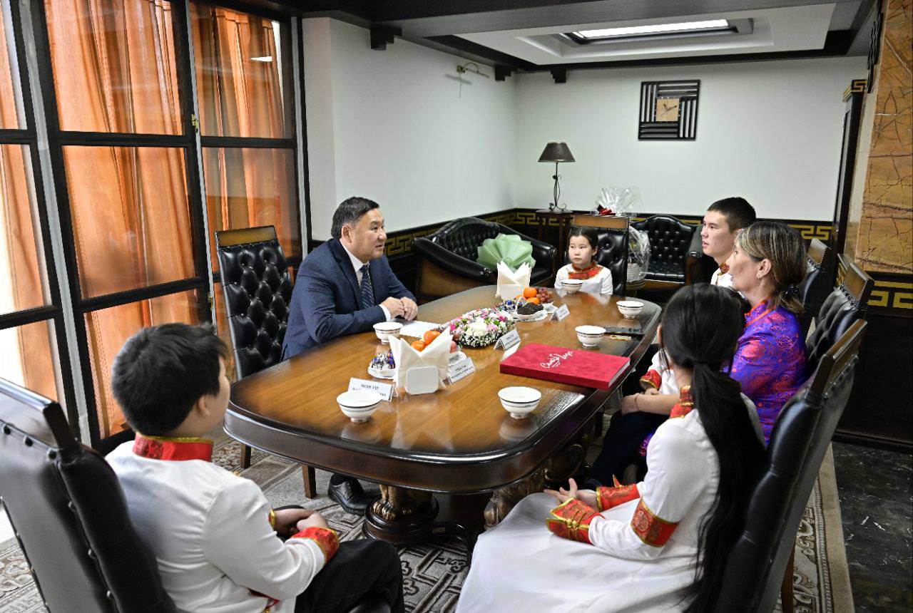 Глава Тувы вручил Матери-Героине Айнааш Ондар сертификат на получение квартиры Глава Тувы вручил Матери-Героине Айнааш Ондар сертификат на получение квартиры