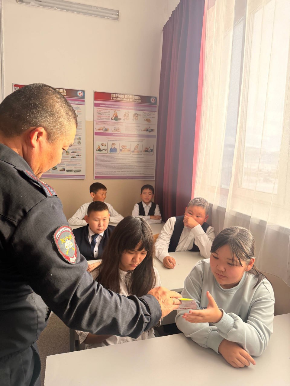 Сотрудники ГИБДД в Туве раздали школьникам световозвращающие брелоки Сотрудники ГИБДД в Туве раздали школьникам световозвращающие брелоки