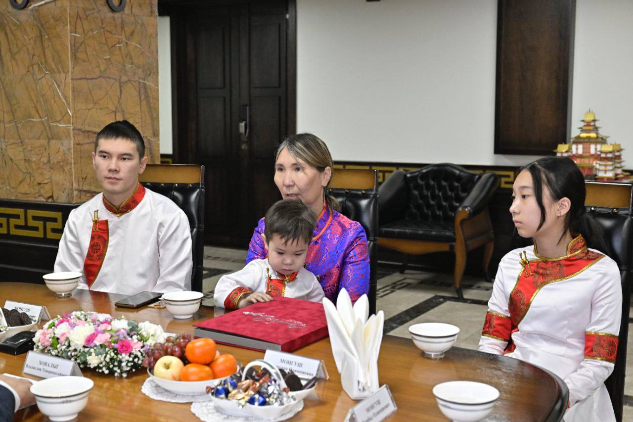 Глава Тувы вручил Матери-Героине Айнааш Ондар сертификат на получение квартиры Глава Тувы вручил Матери-Героине Айнааш Ондар сертификат на получение квартиры