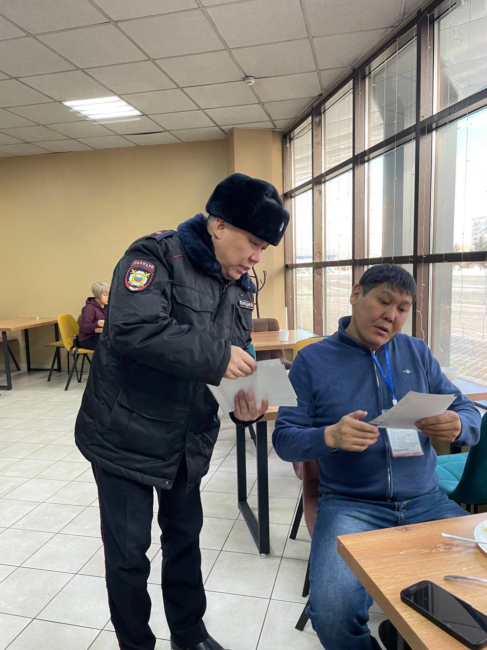 Сотрудники отдела организации охраны общественного порядка полиции мероприятие по профилактике мошенничеств Сотрудники отдела организации охраны общественного порядка полиции мероприятие по профилактике мошенничеств