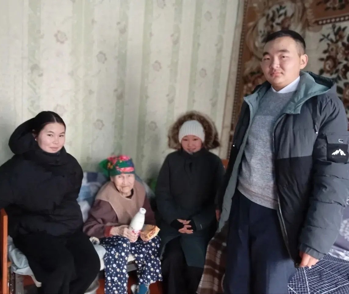 Хады школазыны реникчилери сумуну кырган-аваларын Иелер хнн таварыштыр байыр чедирип, чигирзиг белектерни тывысканын редилге чери дынаткан Хады школазыны реникчилери сумуну кырган-аваларын Иелер хнн таварыштыр байыр чедирип, чигирзиг белектерни тывысканын редилге чери дынаткан