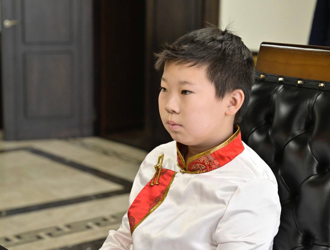 Глава Тувы вручил Матери-Героине Айнааш Ондар сертификат на получение квартиры Глава Тувы вручил Матери-Героине Айнааш Ондар сертификат на получение квартиры