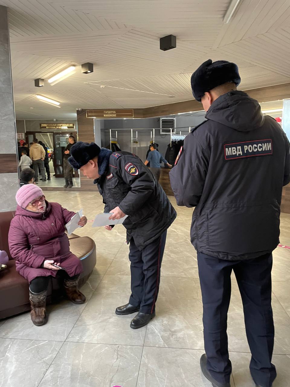 Сотрудники отдела организации охраны общественного порядка полиции мероприятие по профилактике мошенничеств Сотрудники отдела организации охраны общественного порядка полиции мероприятие по профилактике мошенничеств