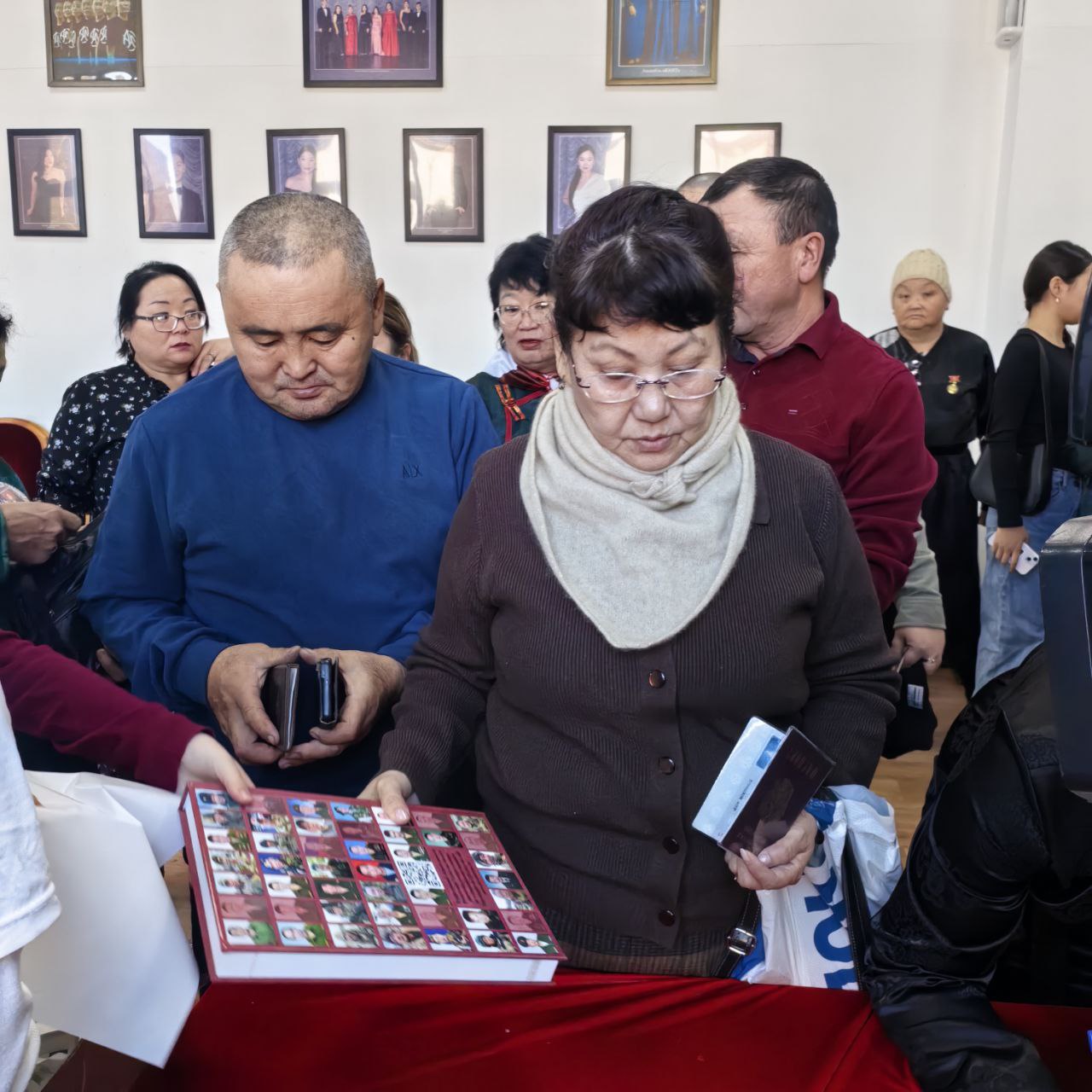 В Кызыле презентовали книгу «Подвиги сынов Тувы. Вечная память» — издание, увековечивающее подвиги героев В Кызыле презентовали книгу «Подвиги сынов Тувы. Вечная память» — издание, увековечивающее подвиги героев