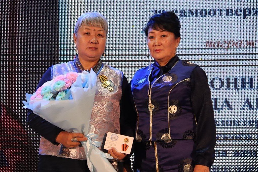 В Туве отметили женщин, помогающих фронту В Туве отметили женщин, помогающих фронту