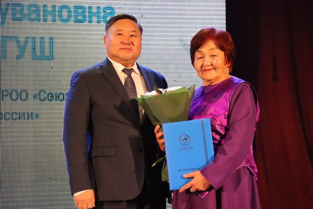 В Туве отметили женщин, помогающих фронту В Туве отметили женщин, помогающих фронту